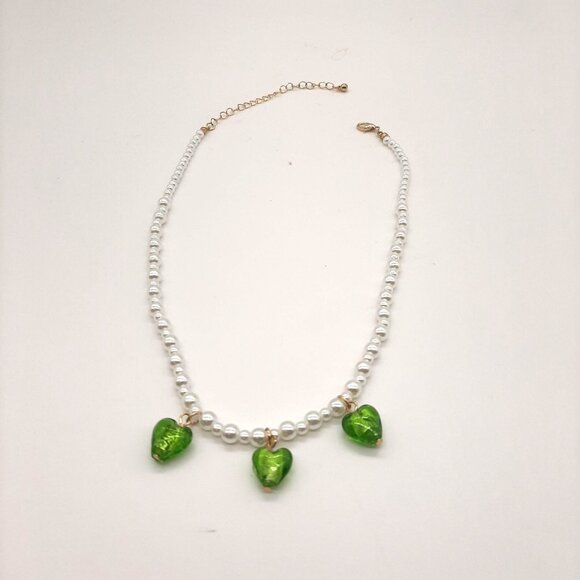 Urban Outfitters White Faux Pearl and Green Heart Beaded Necklace NWT - Picture 1 of 1